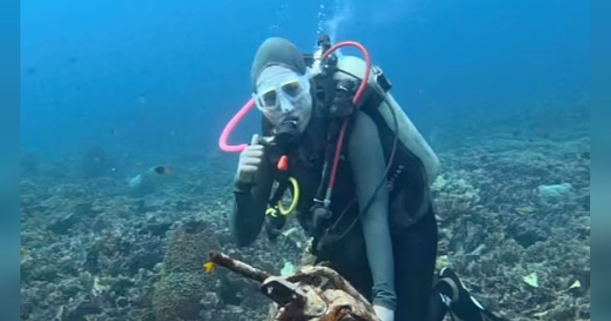 Traveler Pakai Sunscreen Sampai Cemong Saat Diving, Efektif Gak Sih?