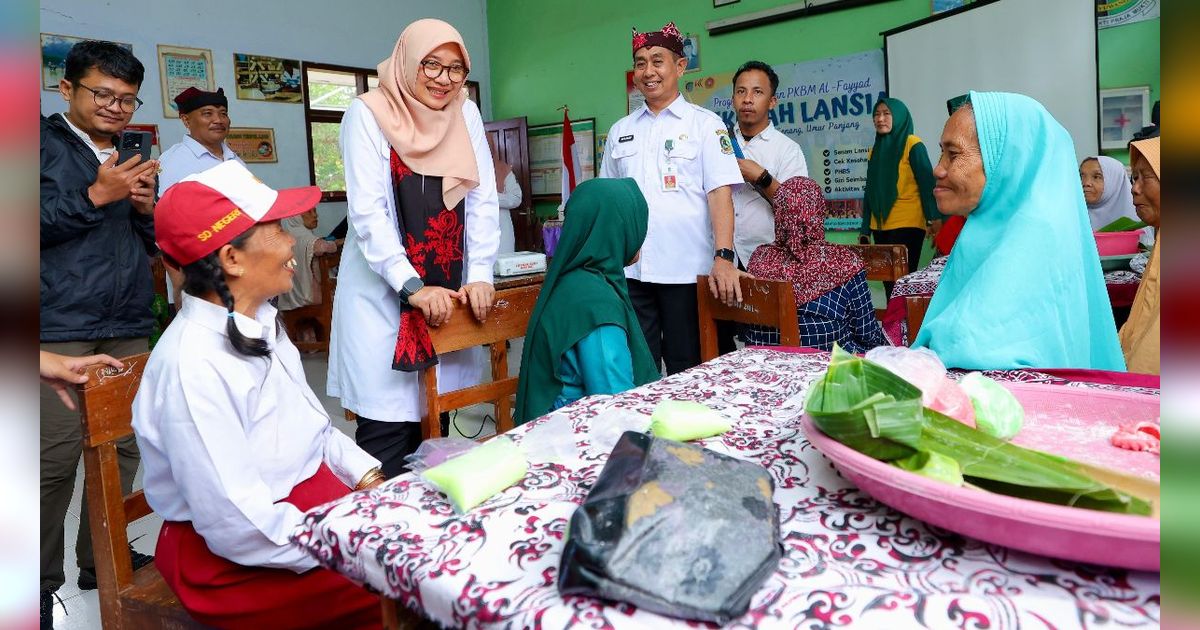 Ke Bunga Desa, Bupati Ipuk Tinjau Sekolah Lansia