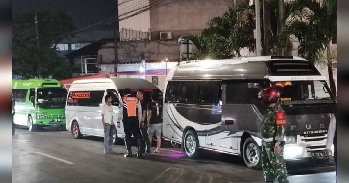 Puluhan Angkutan Umum dan Travel Gelap di Jatiwaringin Ditertibkan
