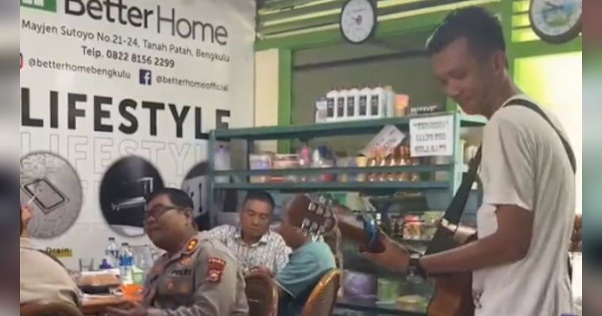 Sambil Seruput Kopi, Jenderal Polisi Asyik Menikmati Lagu Pengamen Bareng Anggota dan Warga