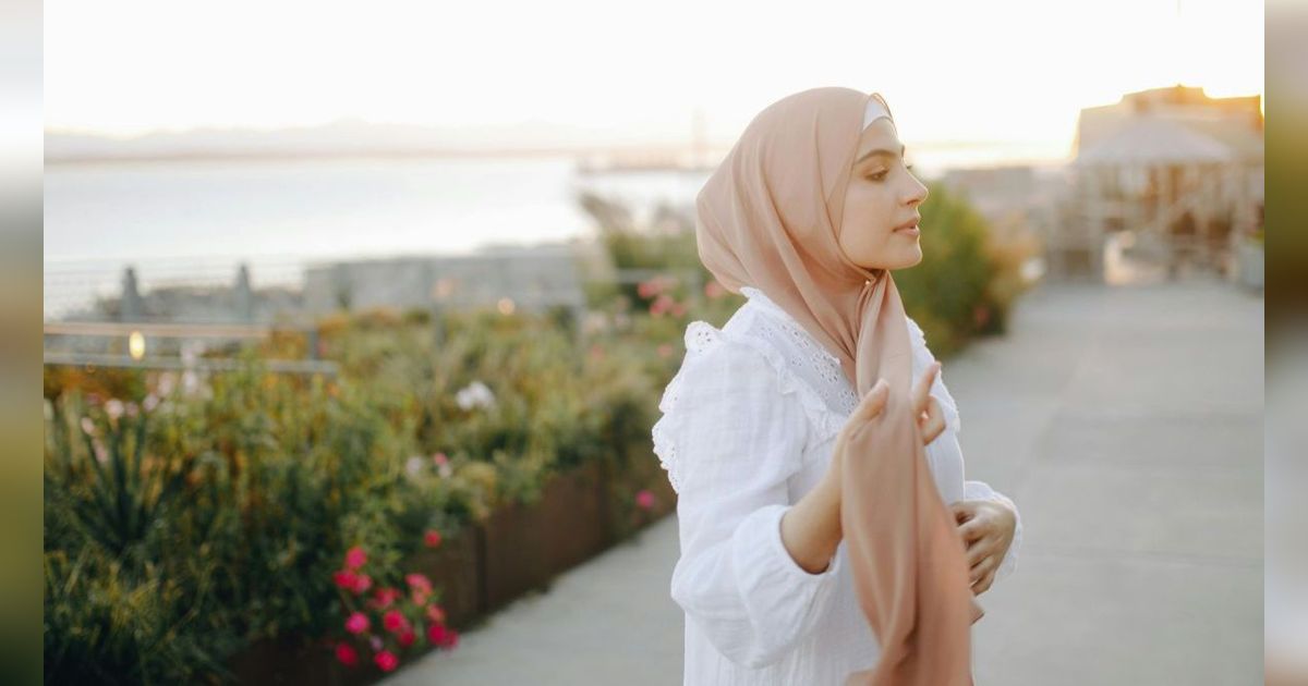 Momen Kejutan Haru Bikin Ayah Menitikkan Air Mata, Sujud Syukur Lihat Anak Gunakan Hijab