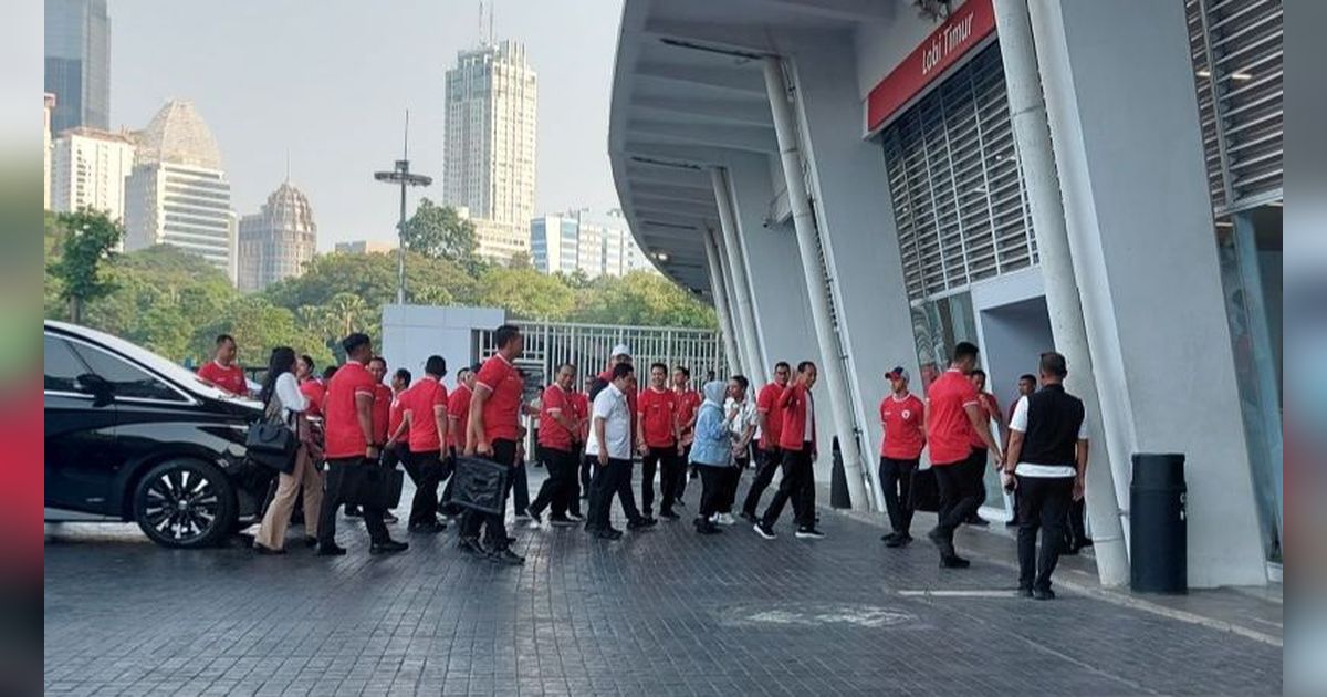Ditemani Kaesang, Jokowi Nonton Pertandingan Timnas Indonesia vs Irak di GBK