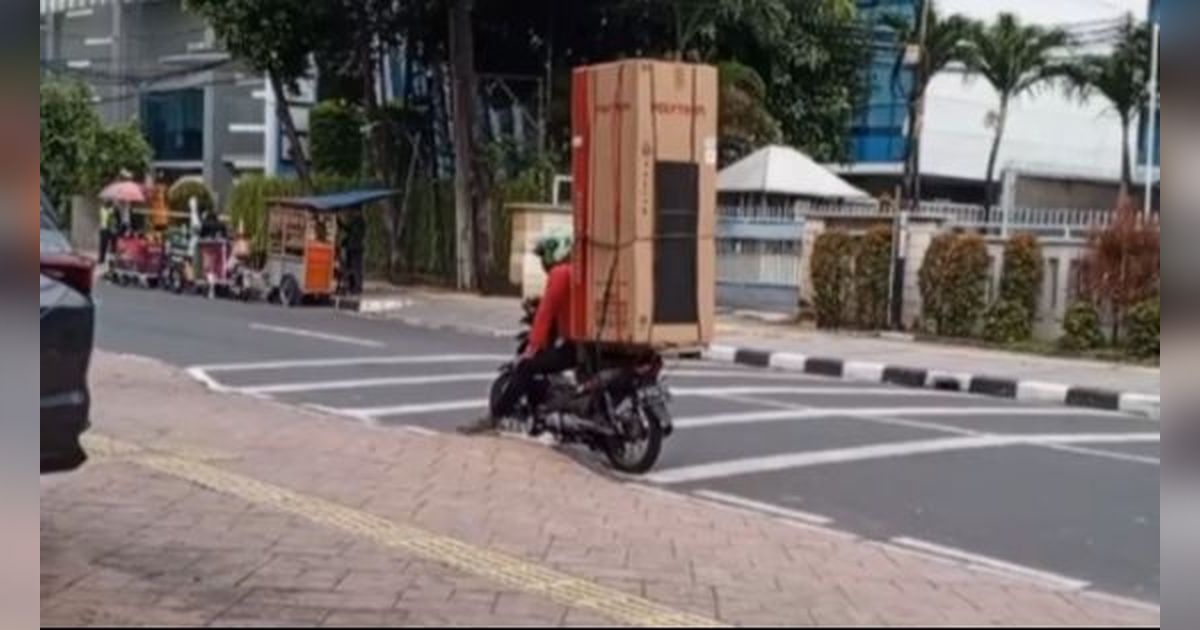 Momen Kang Ojol Bawa Kulkas Dua Pintu Segede Gaban Pakai Motor, The Power of Supra Fit Getar
