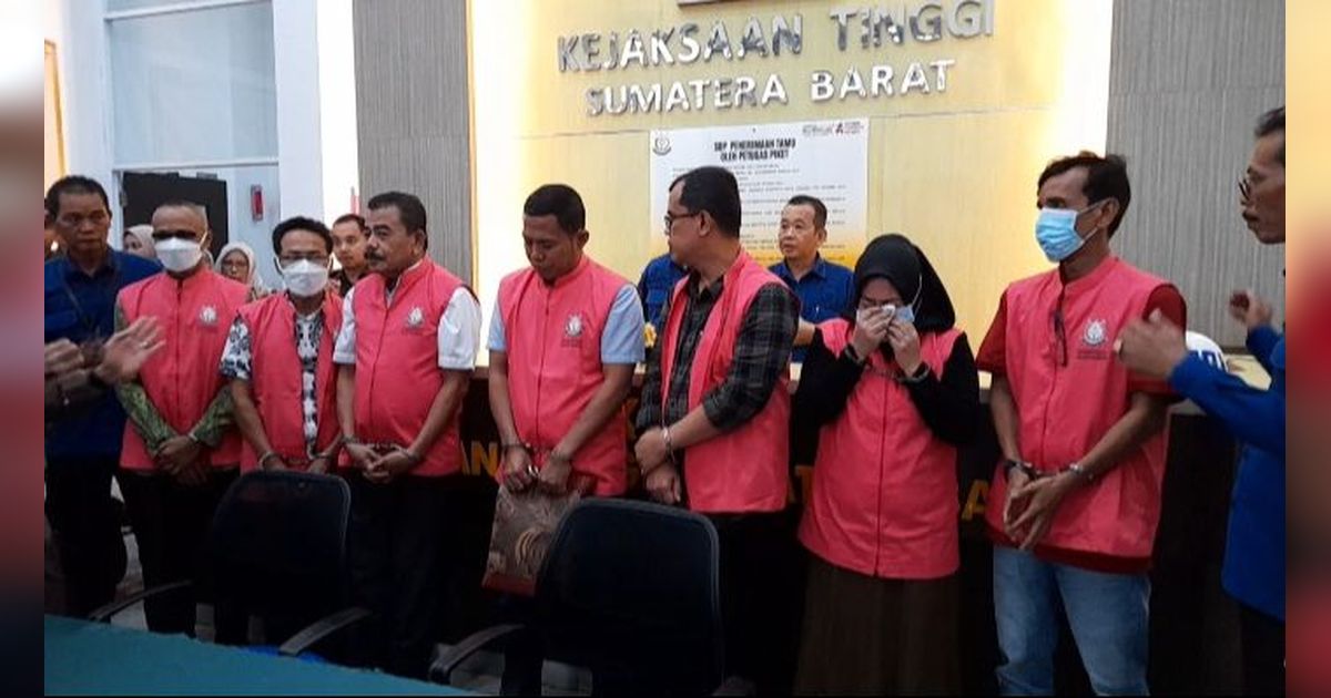 Menangis Tersedu-sedu Tersangka Korupsi Disdik Sumbar Senilai Rp5,5 Miliar saat Dipamerkan Depan Kamera