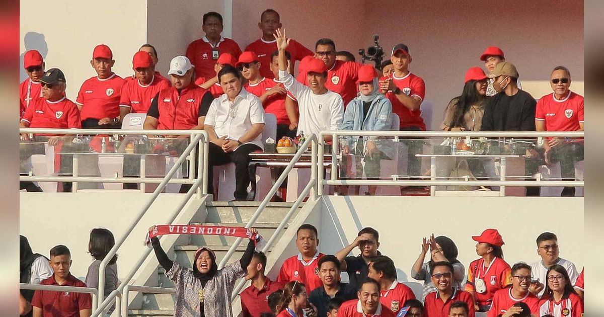 FOTO: Ekspresi Jokowi Nonton Langsung Timnas Indonesia vs Irak di GBK