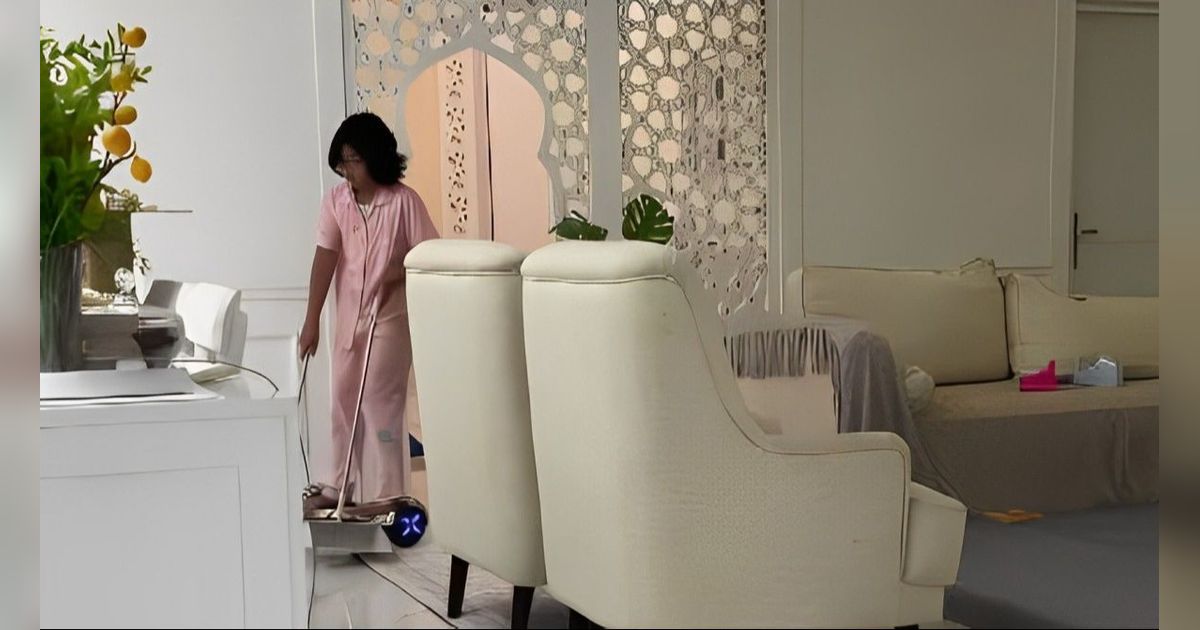 Kakak Adik Kompak Bereskan Rumah Pakai Hoverboard, Seru Abis!