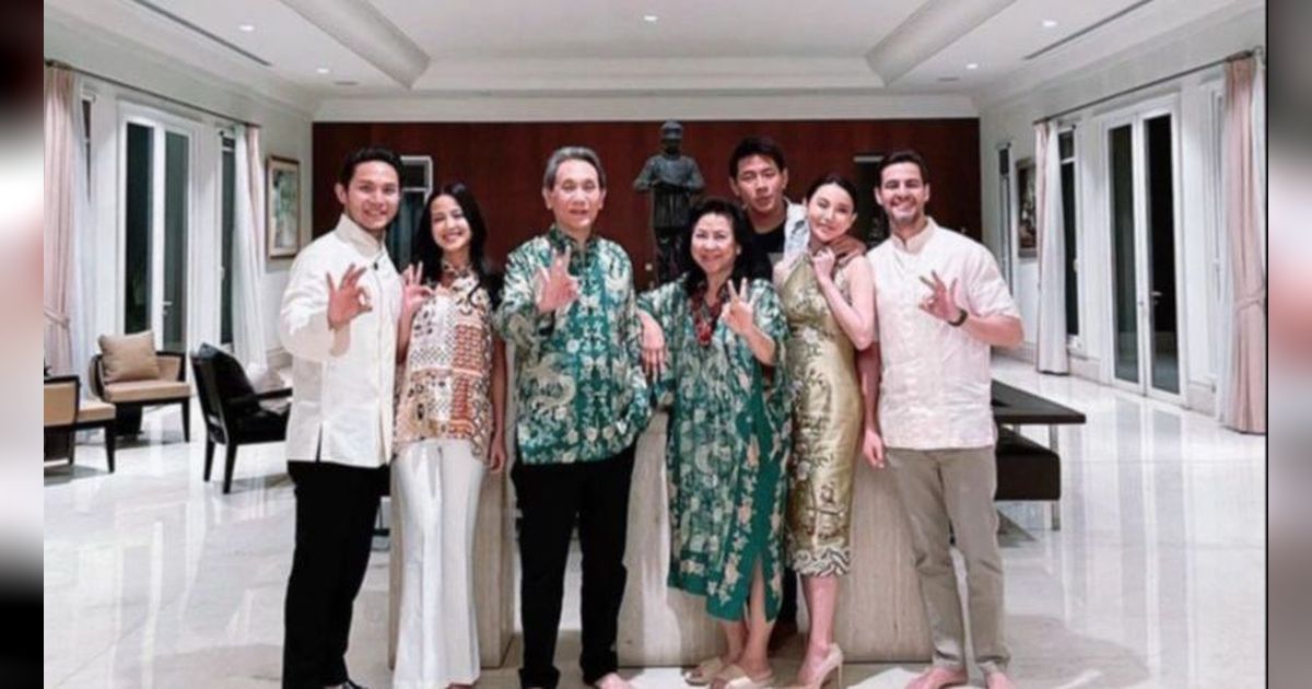 Foto Lawas Bos Jalan Tol Ganteng Banget Bareng Sang Putra, Sindir Orang Utan Lebih Jujur dari Orang Kota