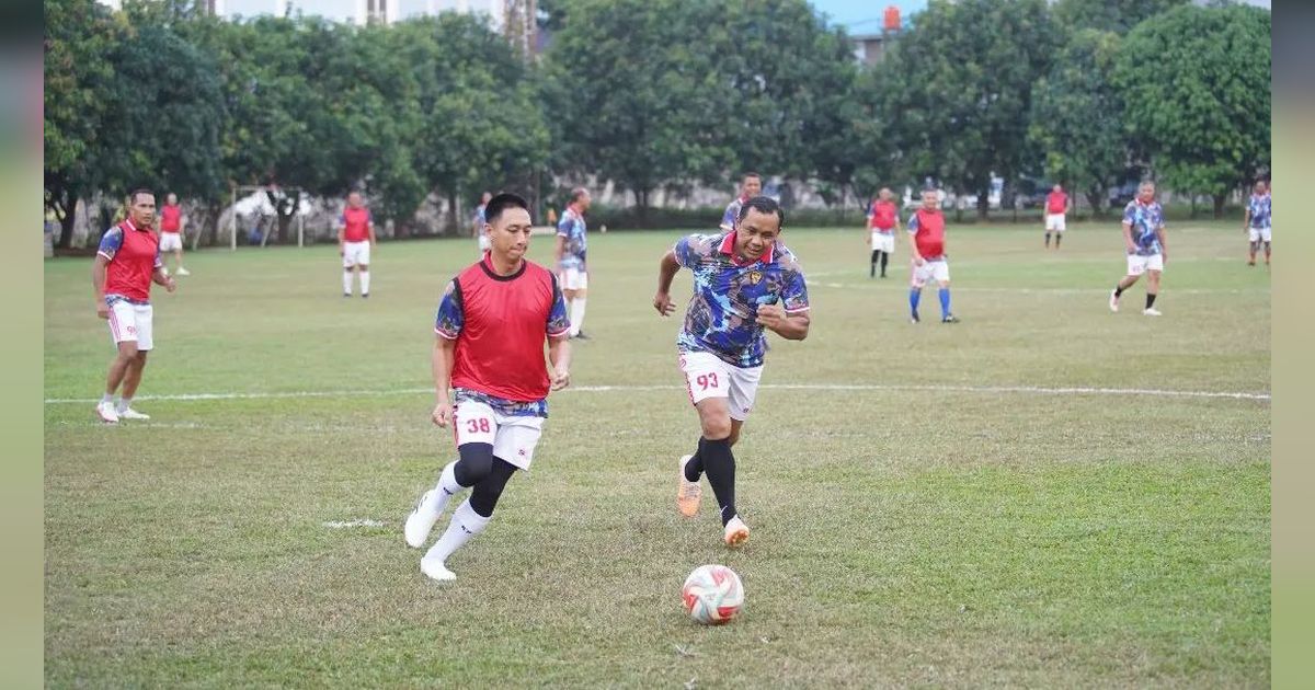 Aksi Mayjen TNI Darah Kopassus Main Bola Bareng Jajaran, Gocekannya Bikin Geleng-geleng