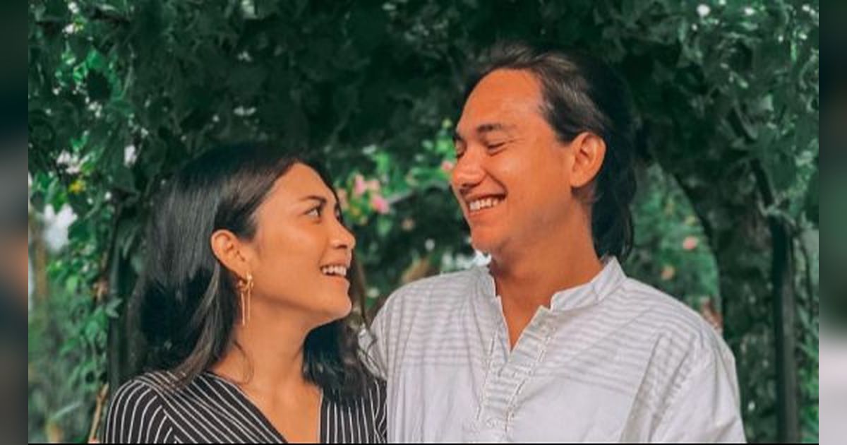 Mengenal Sosok Mertua Adipati Dolken yang Jabatannya Gak Kaleng-Kaleng