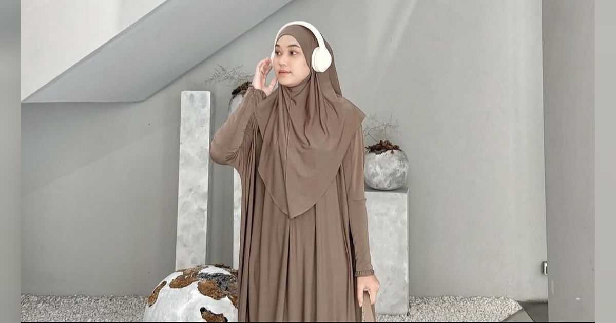 Ide Look One Tone dengan Hijab Menutup Dada, Tampilan Jadi Stylish nan Syar'i