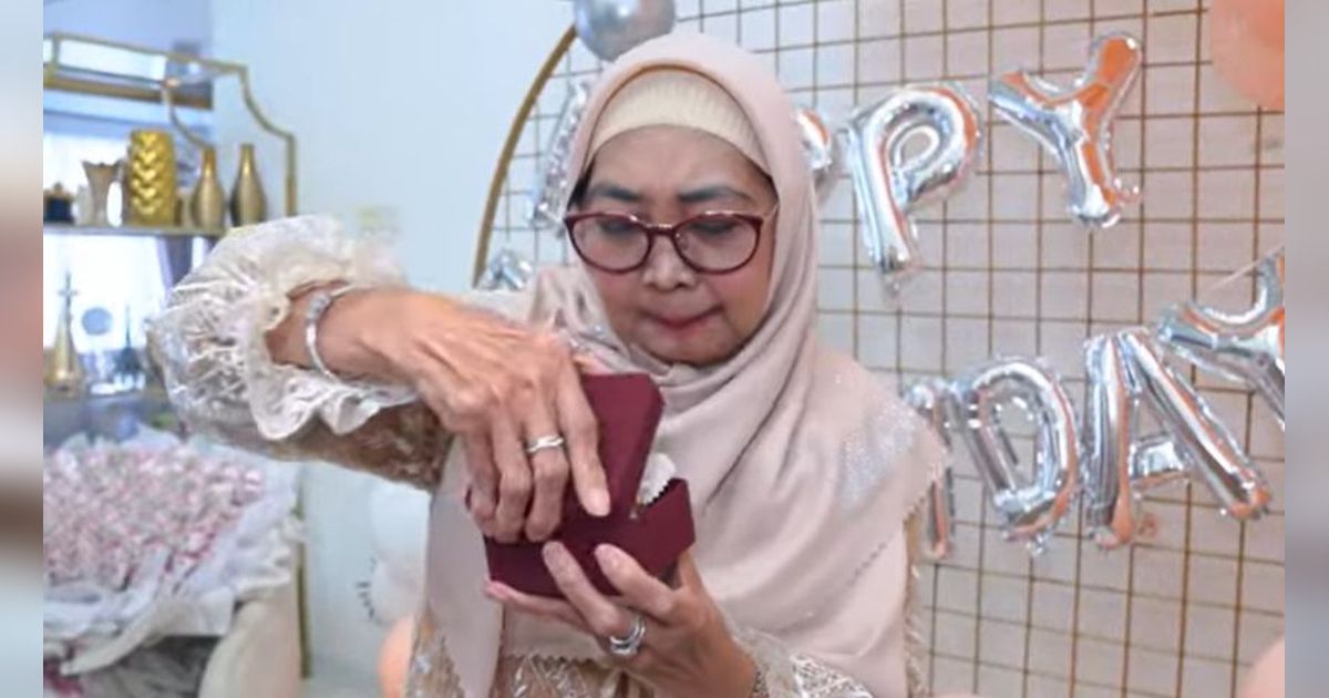 Dapat Hadiah Mewah, 7 Potret Ulang Tahun ke-60 Ibunda Ria Ricis