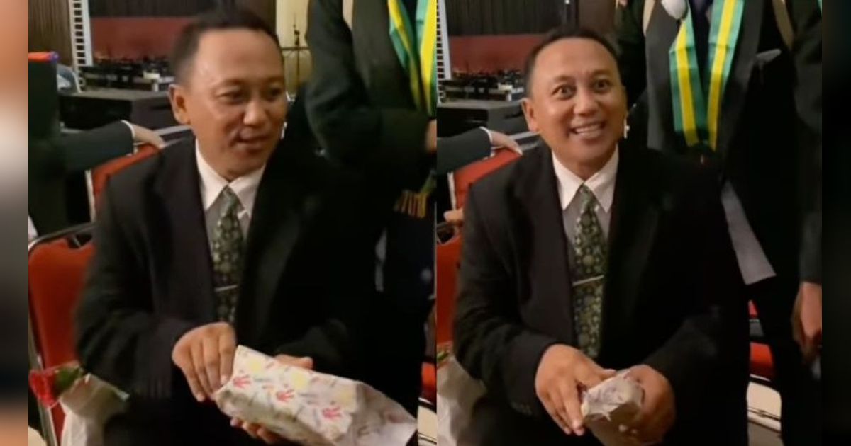 Harunya Wali Kelas Dapat Ponsel dari Murid di Acara Kelulusan, HP Lamanya Ternyata Sudah Retak