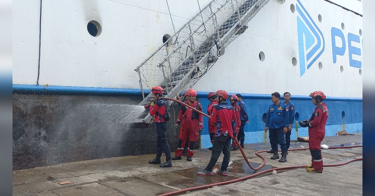 2 Penumpang Luka-Luka Akibat KM Umsini Terbakar di Pelabuhan Makassar, Langsung Dilarikan ke RS