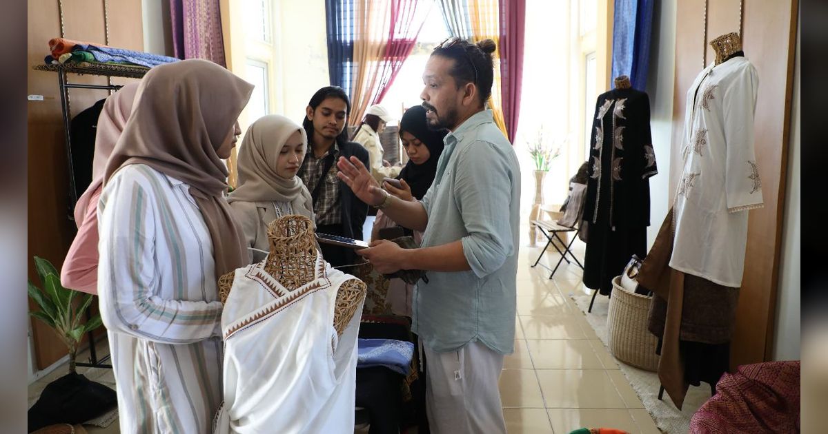 Anak Muda Aceh Berburu Kain untuk Desainer Muda