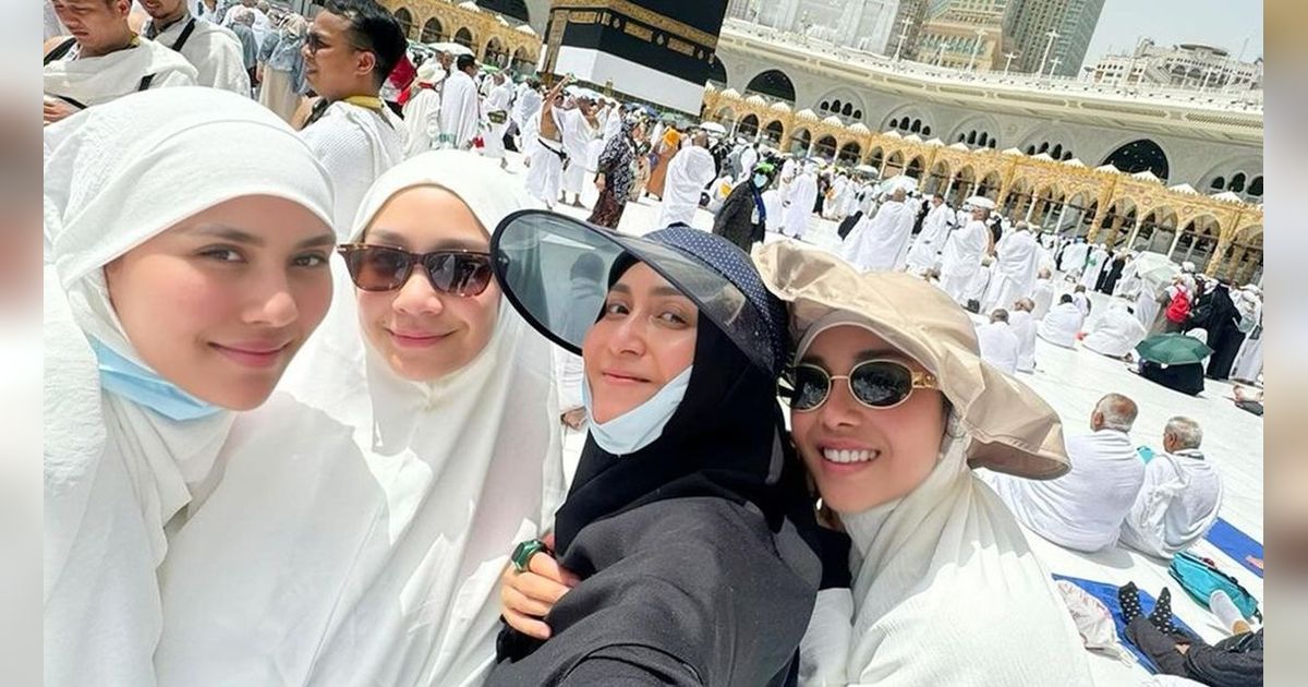 8 Adu Gaya Nagita Slavina, Caca Tengker, Nisya, & Syahnaz Saat Ibadah Haji, Wajah Natural Disorot