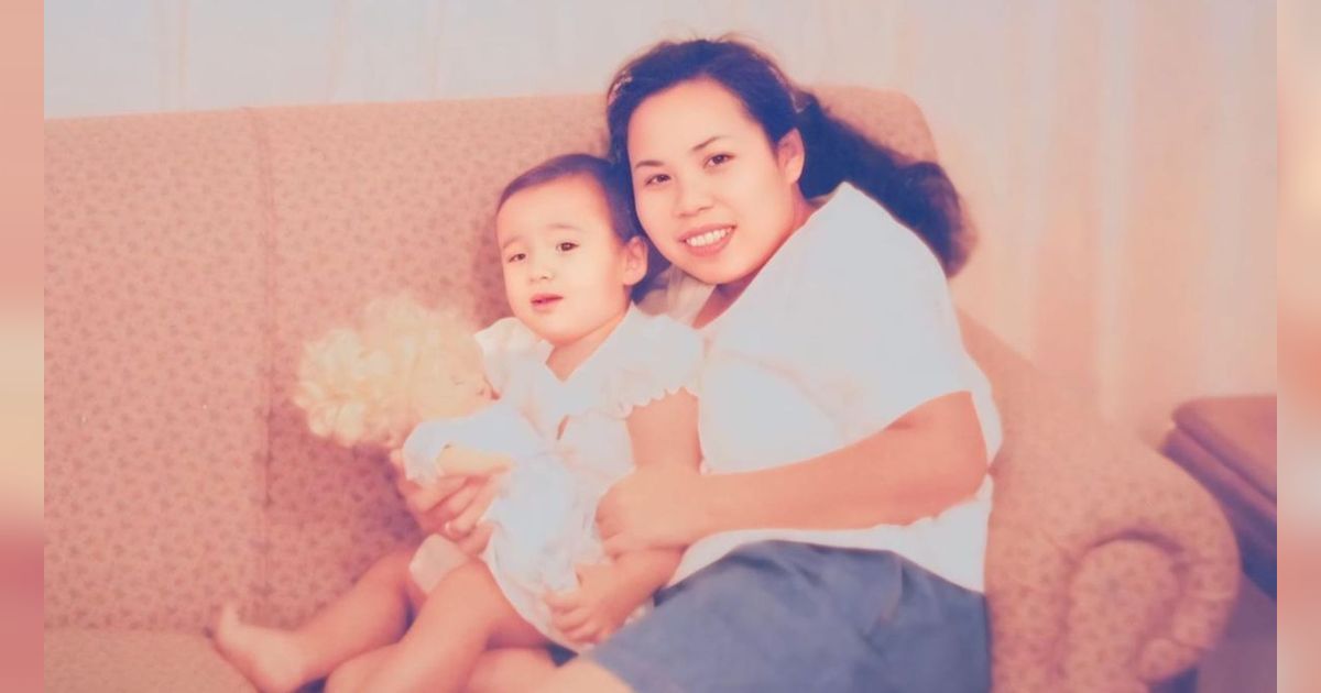 Gadis Kecil Bersama Ibunya Ini Sekarang Jadi Artis Terkenal dan Sedang Hamil Anak Pertama, Coba Tebak?