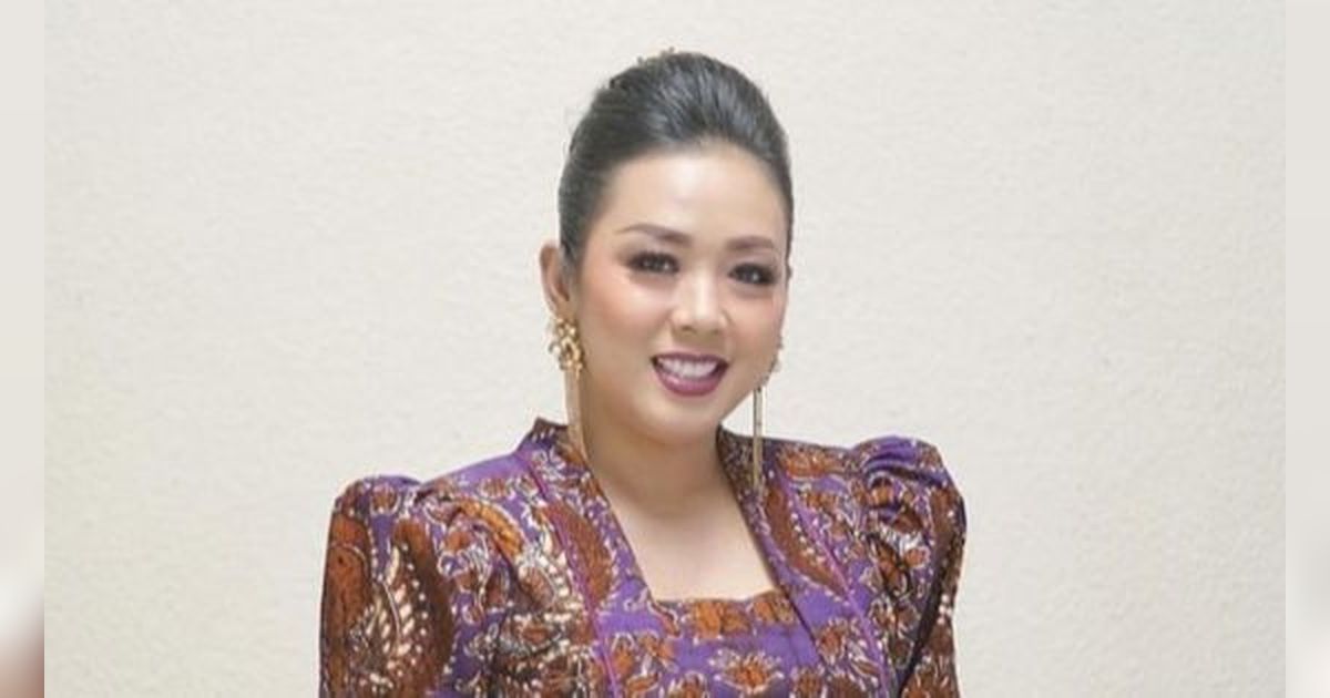 8 Foto Gaya Outfit Batik Soimah yang Buktikan Bahwa Kain Tradisional Bisa Tetap Fashionable!