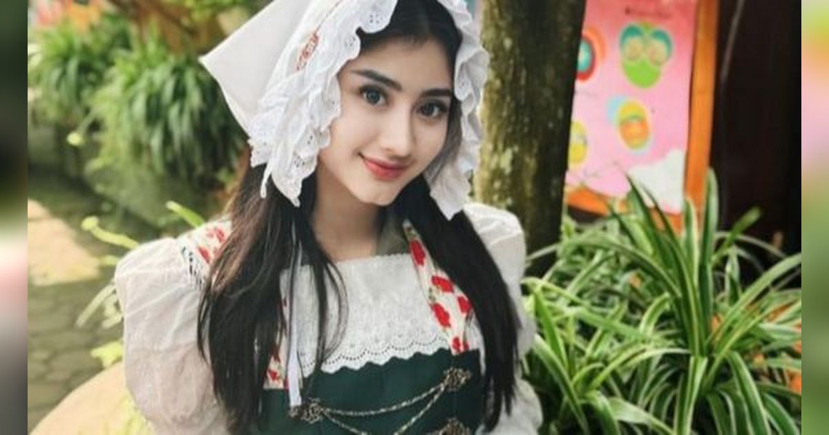 Pangku Buaya, 8 Foto Cantik Ghea Youbi Kenakan Baju Khas Belanda