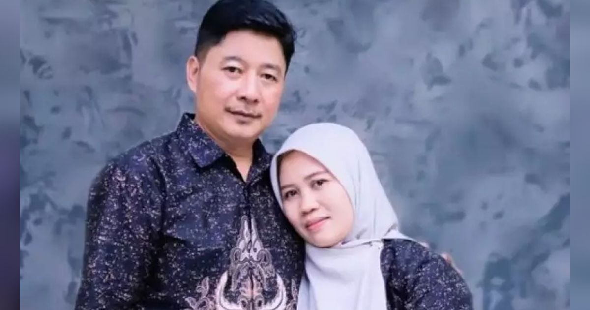 8 Potret Suami Sus Rini yang Jadi Sorotan, Dipuji Tampan & Punya Vibes Pejabat, Mirip Pasha Ungu