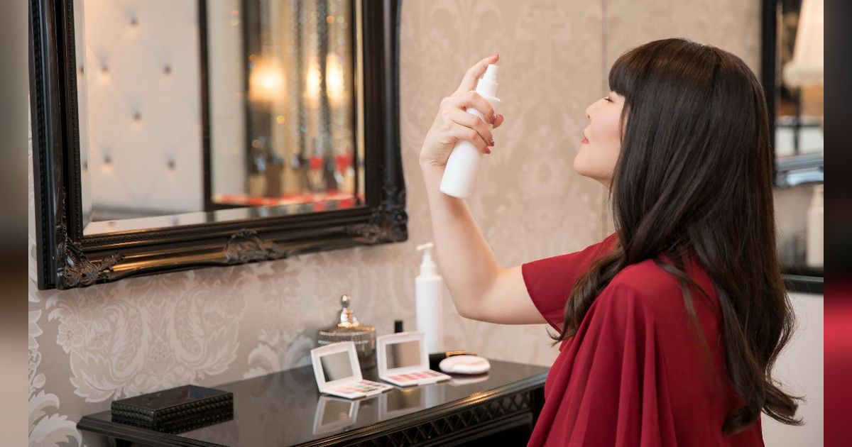 Begini Cara Pakai Setting Spray Agar Hasil Makeup Jadi Rapi