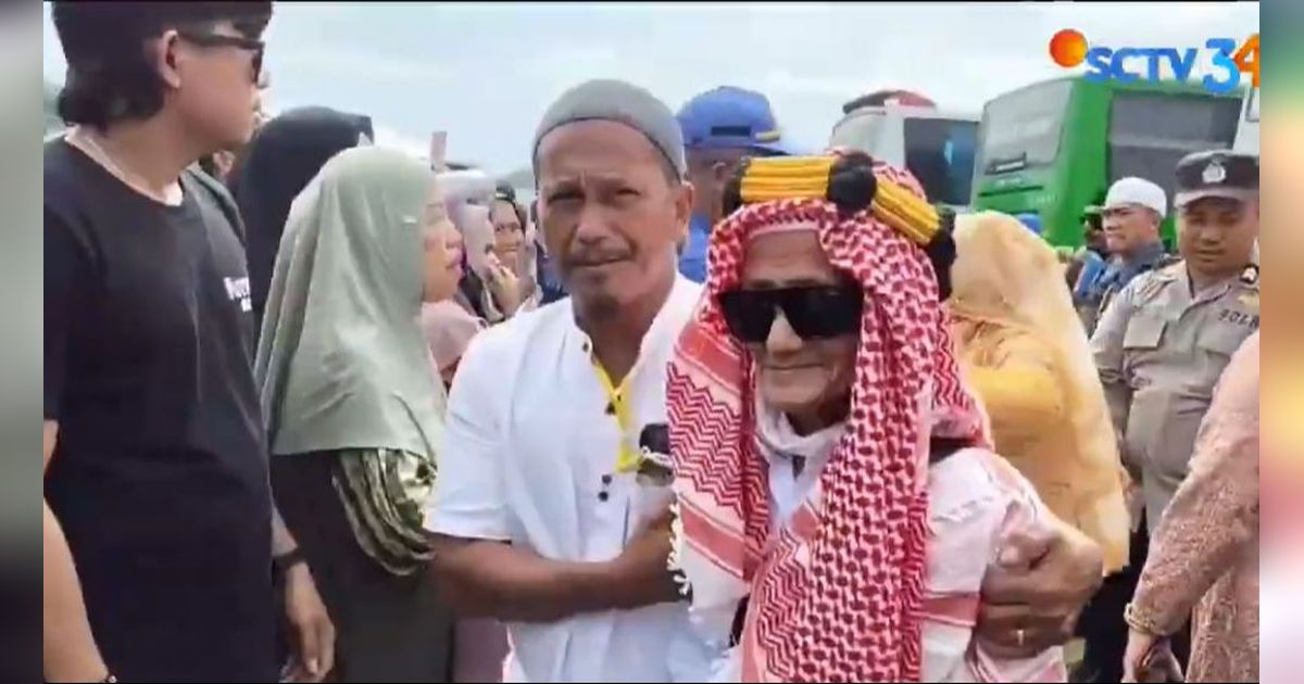 Sampai di Kampung Halaman, Jemaah Haji di Sulawesi Barat Tampil dengan Gaya Nyentrik