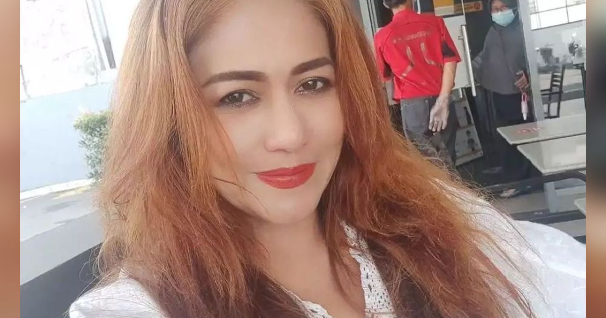 Dulu Dijuluki Artis Terseksi, 8 Potret Sally Marcelina Kini Nasibnya Berubah Drastis Hingga Jualan Baju Bekas