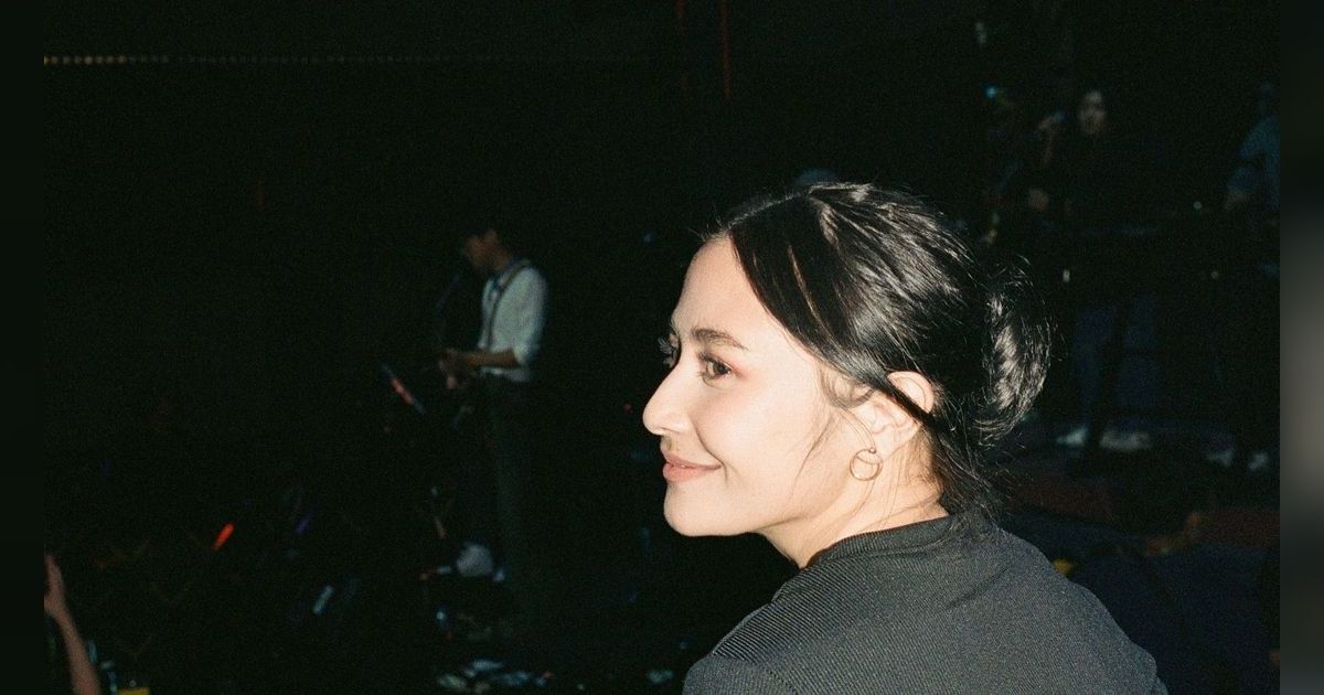 Ramai Disebut Berpacaran, 8 Potret Prilly Latuconsina & Dikta Dalam Satu Panggung, Saling Rangkul Mesra
