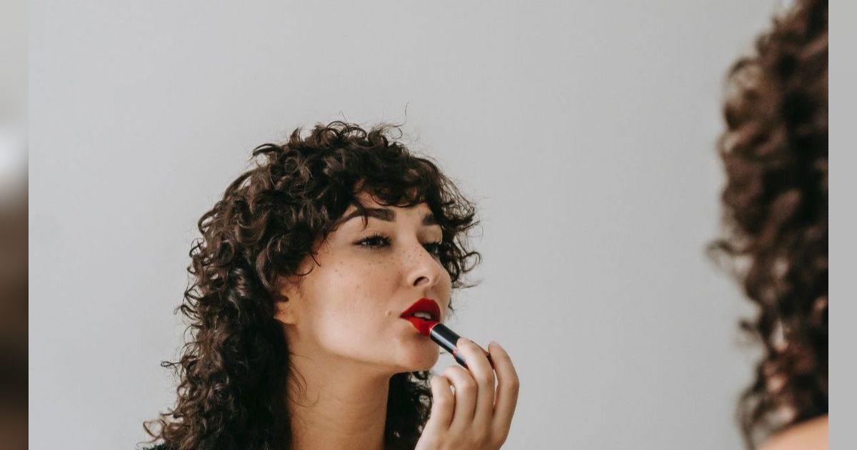 Tak Sekedar Dipulas, Ini 8 Tips Menggunakan Lipstik yang Benar dan Bikin Penampilan Flawless