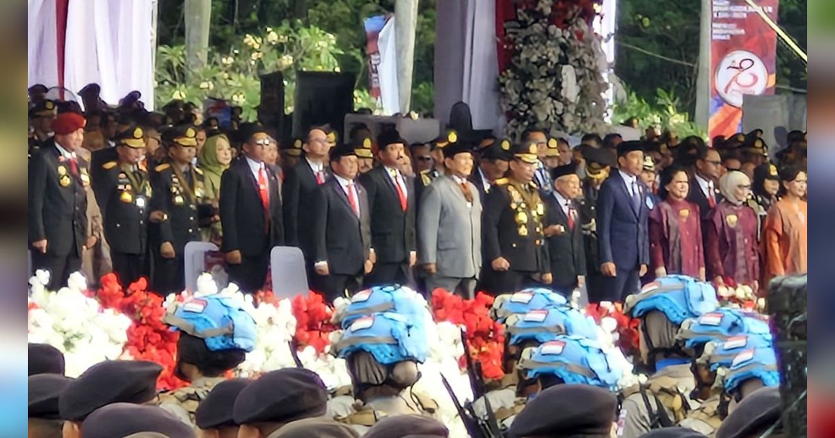 Momen Jokowi Sapa Prabowo Sebagai Presiden Terpilih di HUT Bhayangkara