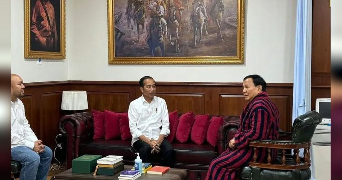 Berdiri dengan Jokowi saat HUT Bhayangkara ke-78, Prabowo Buktikan Kakinya Sudah Fit Pascaoperasi