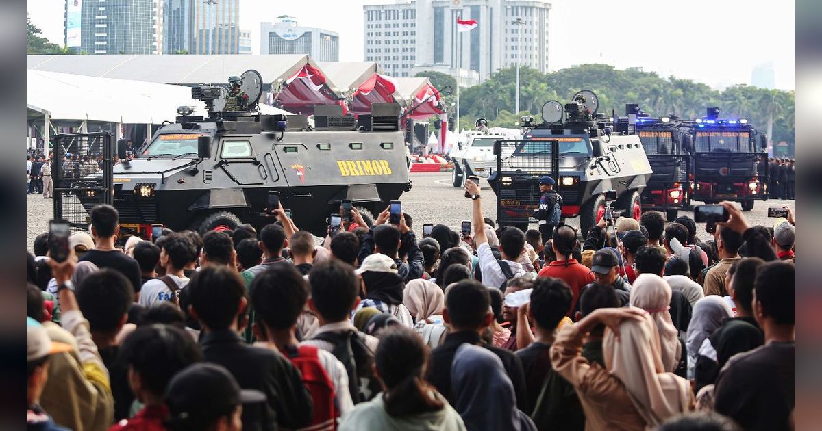 FOTO: Reaksi Masyarakat Antusias Menyaksikan Parade dan Defile Pasukan Polri di HUT ke-78 Bhayangkara