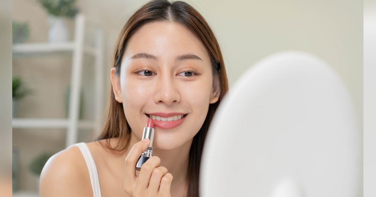 Lipstik Celup Bedak Jadi Trik Agar Tahan Lama