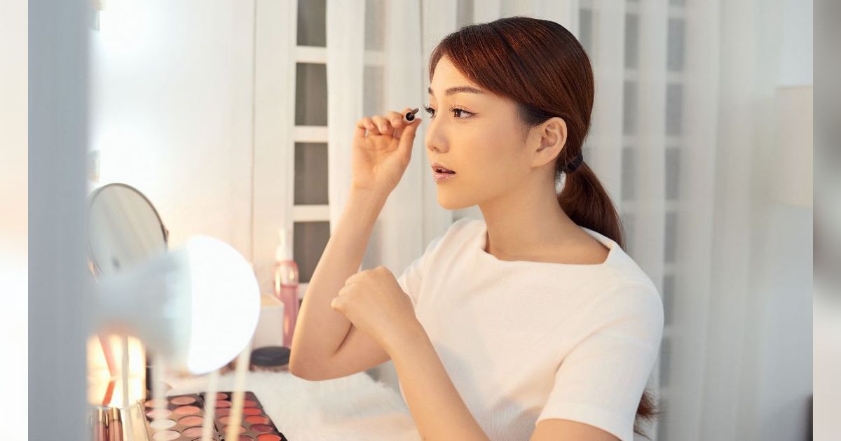 Tak Perlu Pakai Fake Eyelashes, Cukup Pakai Maskara untuk Bikin Bulu Mata Dramatis
