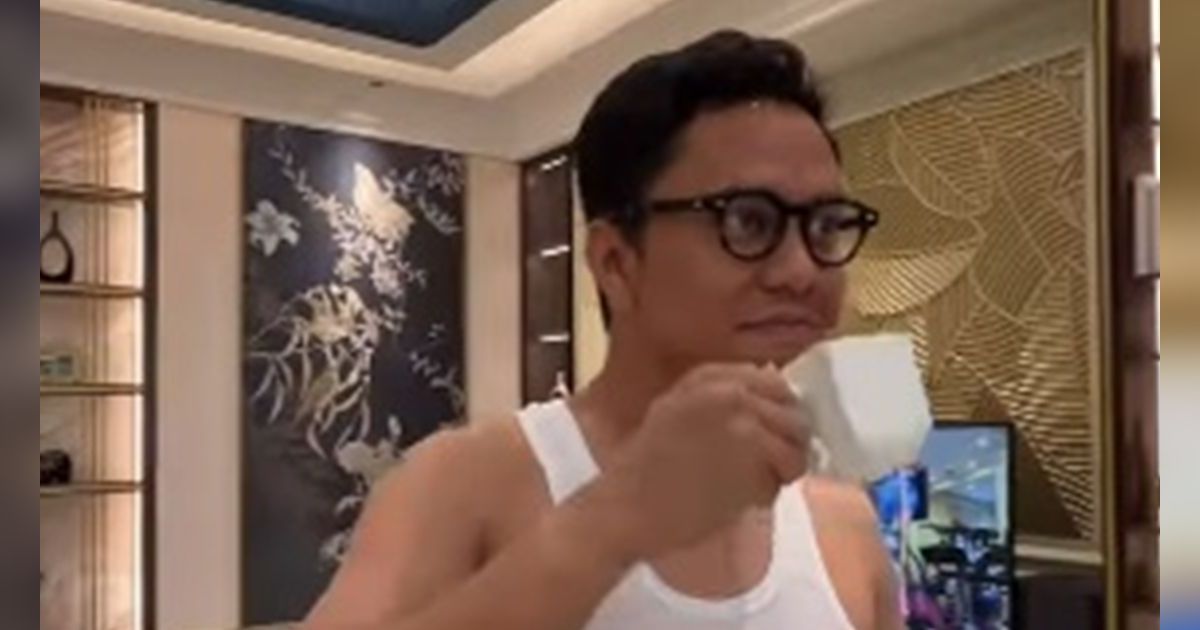 8 Potret Arief Muhammad Santai di Rumah Baru Dalam Mall, Cuma Singletan dan Sarungan
