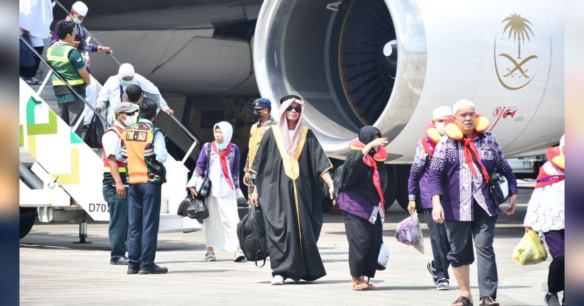 Potret Jemaah Haji Saat Tiba di Bandara Palembang, Berpakaian Nyentrik ala Orang Arab