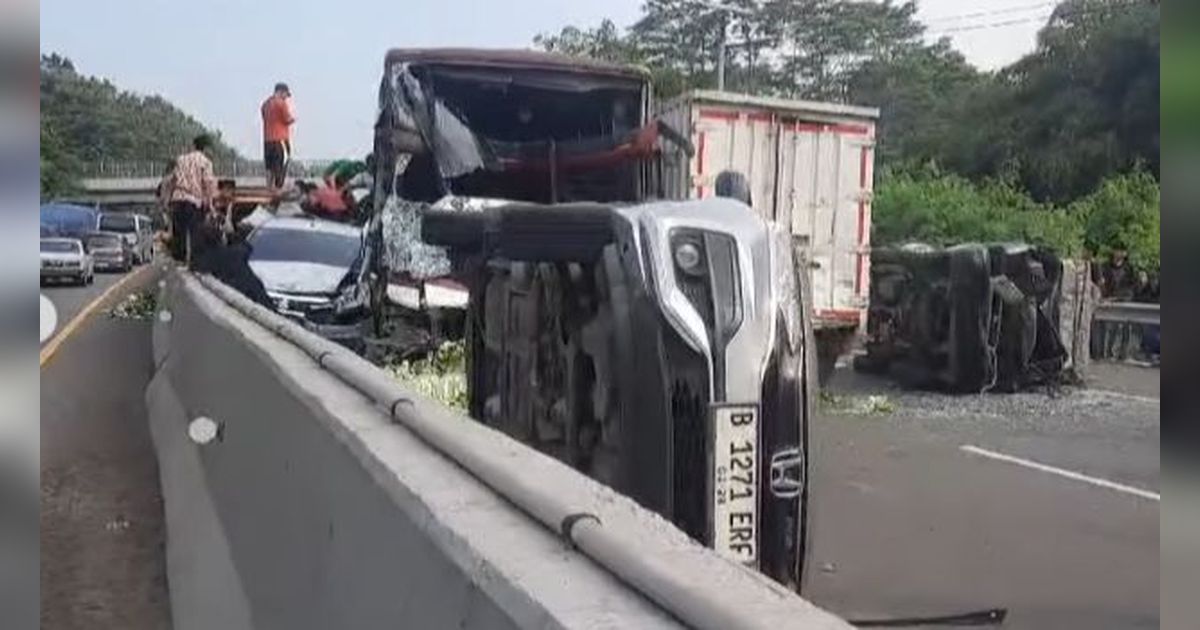 Detik-Detik 9 Kendaraan Alami Tabrakan Beruntun di Tol Cipularang, 2 Mobil Sampai Terguling