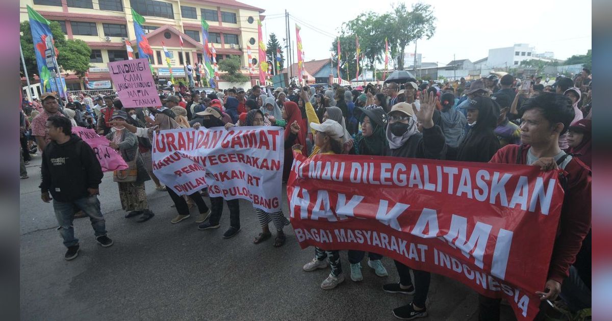 FOTO: Tuntut Pembentukan RT dan RW, Warga Kampung Sawah Geruduk Kantor Camat Cakung