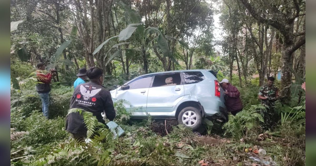 Minibus Ditumpangi Satu Keluarga Terjun ke Jurang, Satu Meninggal Dunia dan 10 Orang Terluka