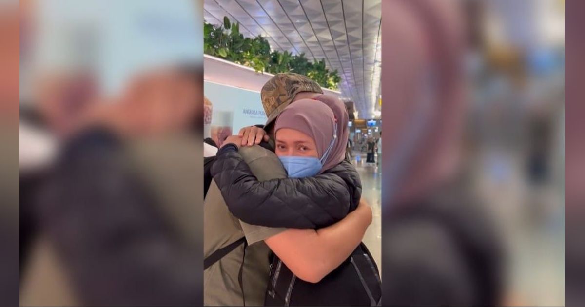 Bikin Haru, ini Momen Melly Goeslaw dan Anto Hoed saat Mengantar Putranya ke Bandara yang Akan Kuliah di Australia