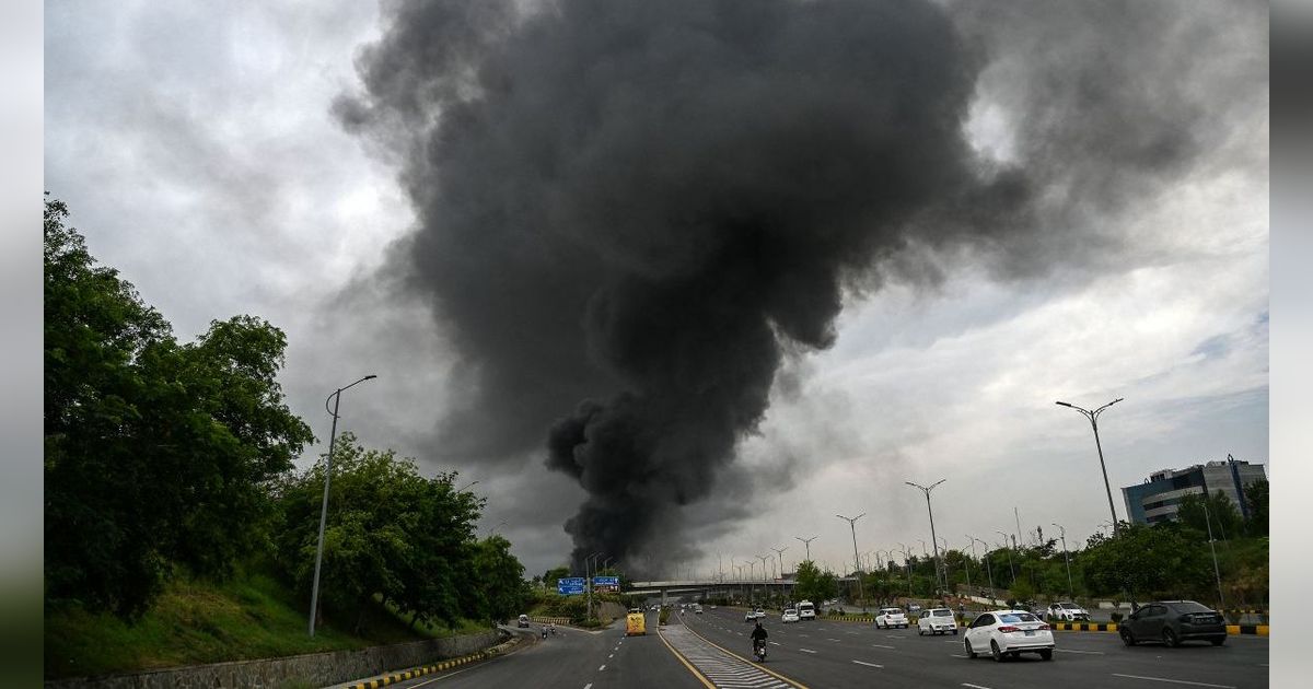 FOTO: Kebakaran Dahsyat Hanguskan Pasar Mingguan di Pakistan, Lebih dari 100 Toko Terbakar