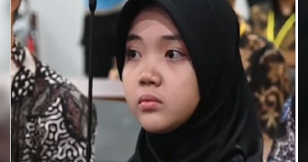 Putri Korban Bom Surabaya Berhasil jadi Bintara Polisi, Tangis Sang Ayah Pecah Sambil Duduk di Kursi Roda