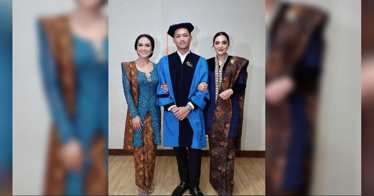 Bikin Terharu! 8 Momen Kris Dayanti Sampai Menitikan Air Mata saat Acara Wisuda Azriel, Kompak Hadir Bersama Anang Hermansyah