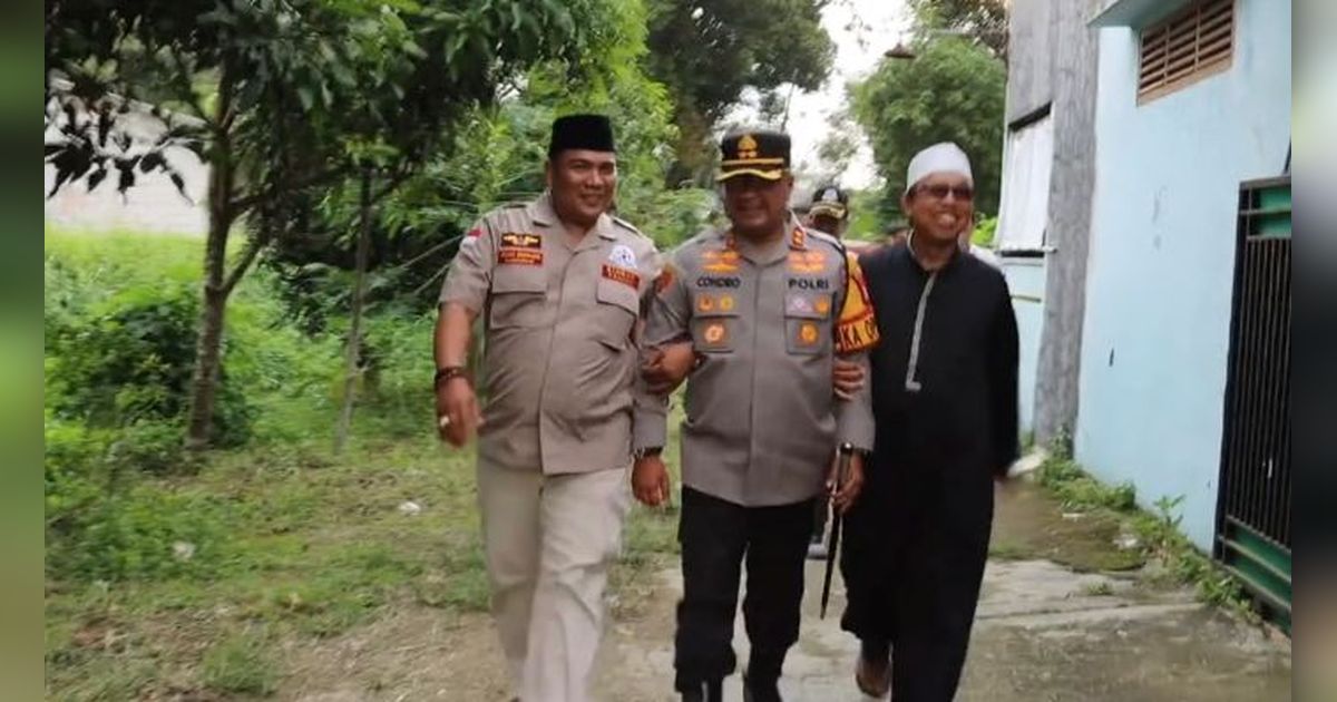 ⁠Lucu Terus, Aksi Mengejutkan Kapolres Serang  Bikin Ustad Kaget & Emak-Emak Tertawa Ngakak