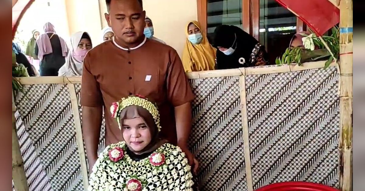 Uniknya Tradisi Memitu di Indramayu, Ketika Ibu Hamil Dipakaikan Kembang dan Dimandikan Air Doa