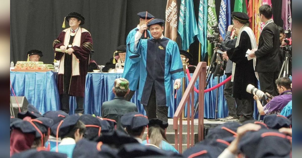 7 Momen Bahagia Tommy Kurniawan saat Jalani Wisuda S1, Kini Resmi Sandang Gelar Sarjana Komputer