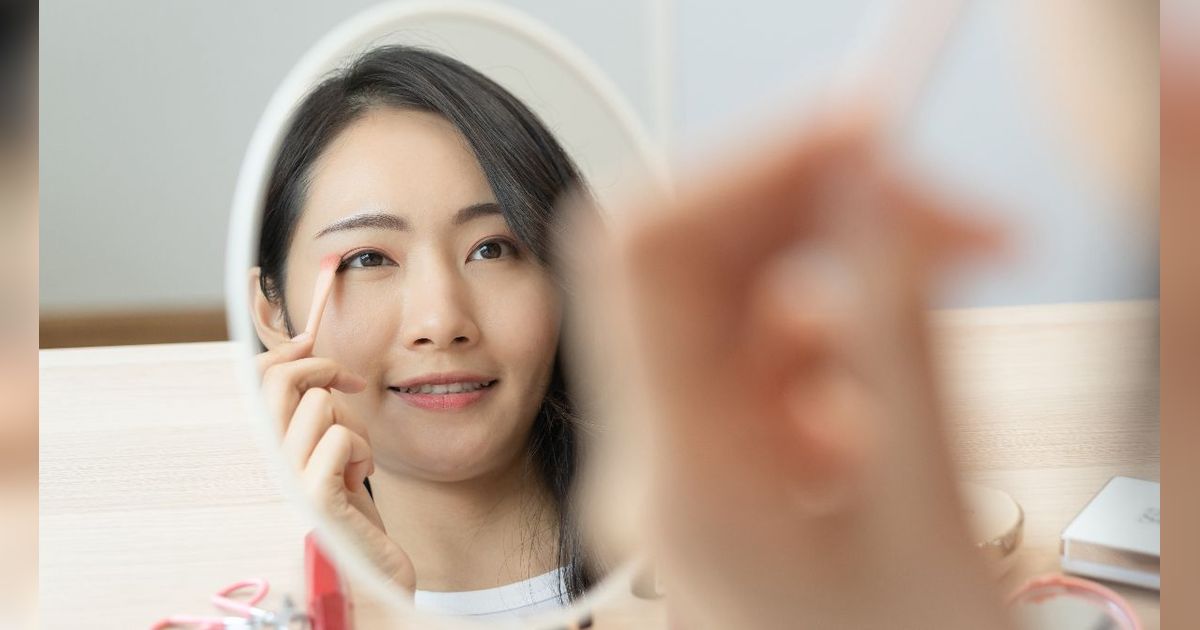 Wajib Dicoba, Trik Makeup Artist Bikin Gradasi Eyeshadow Rapi di Seluruh Kelopak