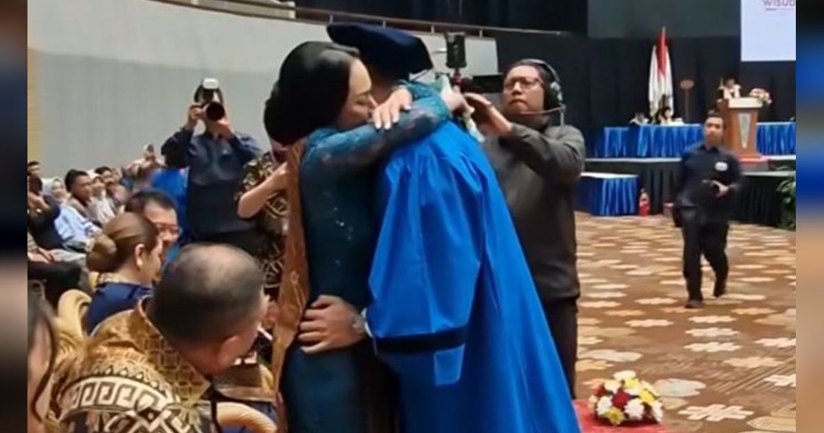 Trending, 10 Potret Detik-Detik Azriel Datangi & Peluk Krisdayanti Saat Wisuda, Semua Orang Berurai Air Mata