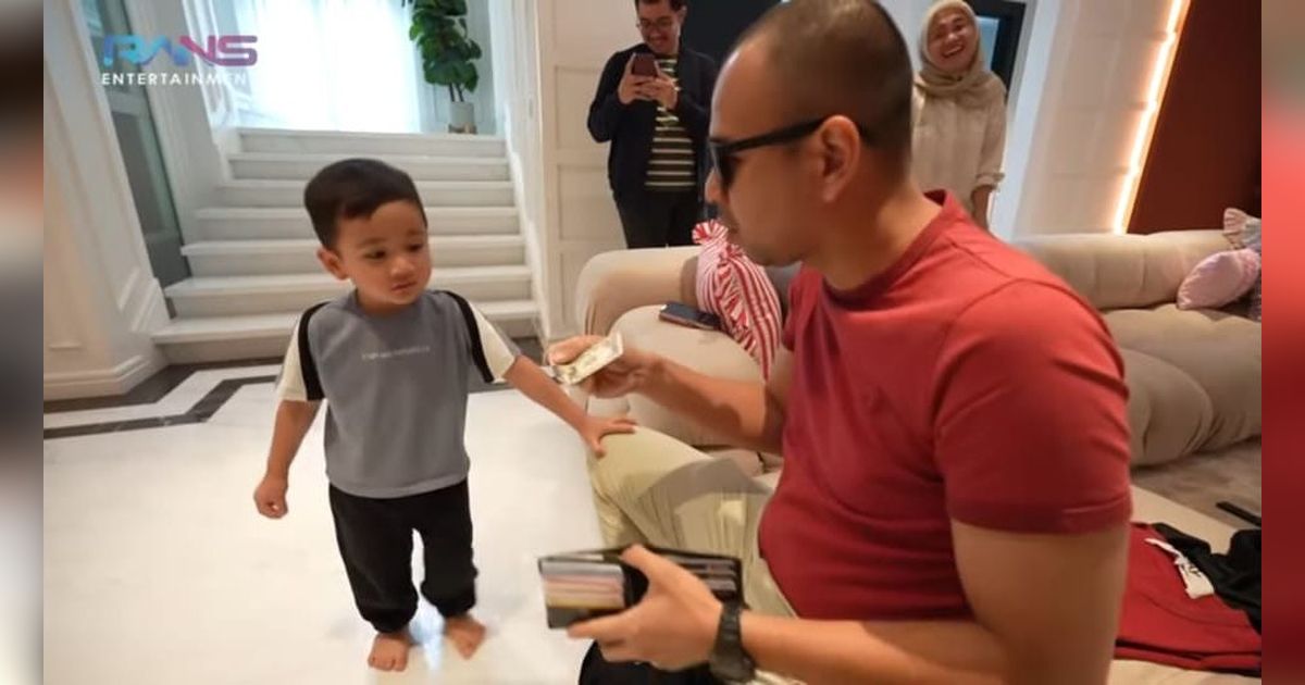 Potret Rayyanza Happy Banget Dapat Uang Dollar dari Raffi Ahmad, Celetukan Sus Rini Bikin Ngakak