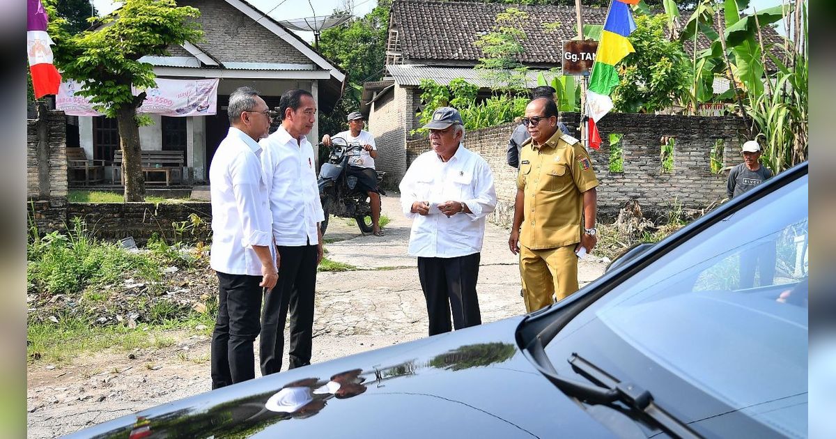 Momen Jokowi Mendadak Berhenti dan Turun dari Mobil Gara-Gara Jalan Rusak di Lampung Selatan