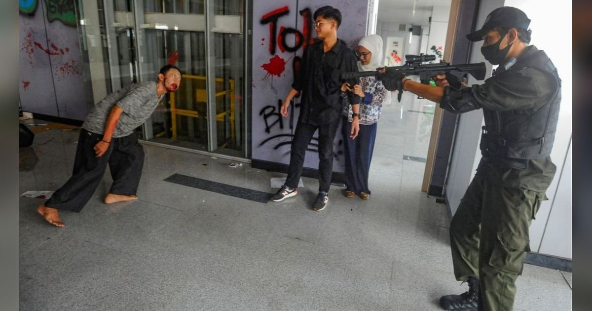 FOTO: Menguji Nyali Merasakan Sensasi Horor Dikejar Zombie Naik Kereta LRT di Stasiun Pegangsaan Dua